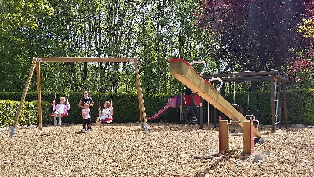 *** Kamp alanı Campeggio Ai Colli Fioriti Castiglione dʼIntelvi İtalya